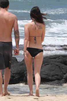 Сексуальная Меган Фокс на пляже в Гавайях фото #12