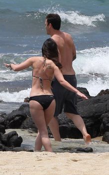 Сексуальная Меган Фокс на пляже в Гавайях фото #13