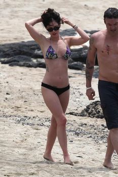 Сексуальная Меган Фокс на пляже в Гавайях фото #17