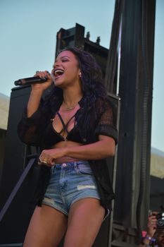 Сексуальная Кристина Милиан в бюстгальтере на фестивале «Горячая сотня Billboard» фото #12