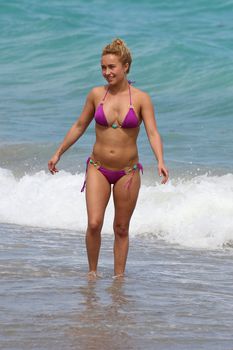 Хайден Панеттьери с новыми грудными имплантами на пляже во Флориде фото #4