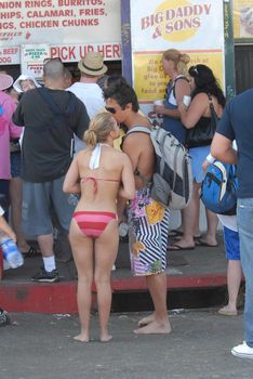 Хайден Панеттьери отдыхает на пляже фото #20