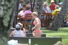 Хайден Панеттьери в розовом бикини на пляже в Гавайях фото #2