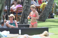 Хайден Панеттьери в розовом бикини на пляже в Гавайях фото #3