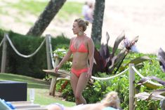 Хайден Панеттьери в розовом бикини на пляже в Гавайях фото #8