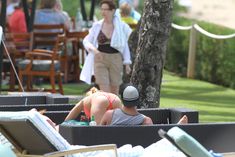 Хайден Панеттьери в розовом бикини на пляже в Гавайях фото #9