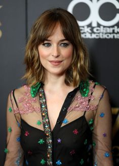 Дакота Джонсон засветила соски на премии Hollywood Film фото #1