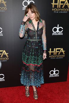 Дакота Джонсон засветила соски на премии Hollywood Film фото #3