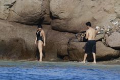 Деми Ловато в монокини на пляже Сен-Бартелеми фото #5