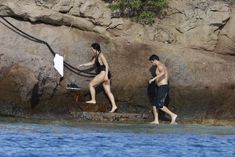 Деми Ловато в монокини на пляже Сен-Бартелеми фото #11