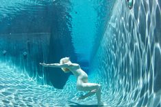 Обнаженная беременная Дженьюэри Джонс под водой в бассейне фото #1