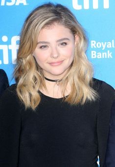 Хлоя Морец с пластырями на сосках на пресс-конференции «Разум в огне» фото #1