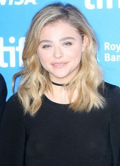 Хлоя Морец с пластырями на сосках на пресс-конференции «Разум в огне» фото #2