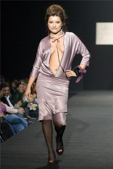 Глубокое декольте Ксении Бородиной на показе мод фото #1