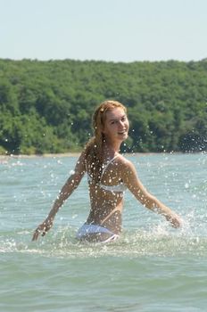 Лянка Грыу в белом купальнике фото #3