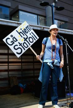 Люси Лоулесс без лифчика во время протестов в Окленде фото #1