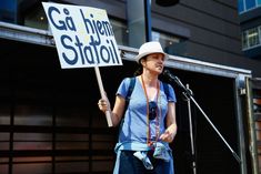 Люси Лоулесс без лифчика во время протестов в Окленде фото #2