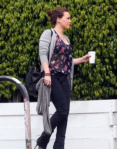 Хилари Дафф в прозрачной блузке в Голливуде фото #2