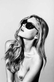 Эльза Хоск показала голую грудь в GQ фото #2