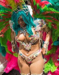 Откровенные декольте Рианны на карнавале в Барбадосе фото #8