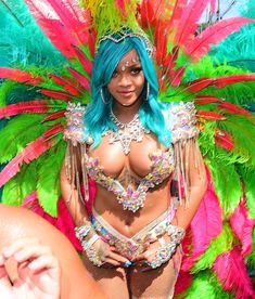 Откровенные декольте Рианны на карнавале в Барбадосе фото #13