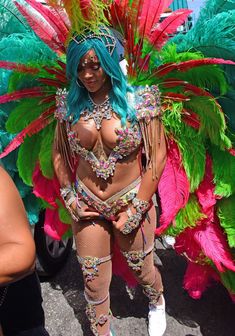 Откровенные декольте Рианны на карнавале в Барбадосе фото #16