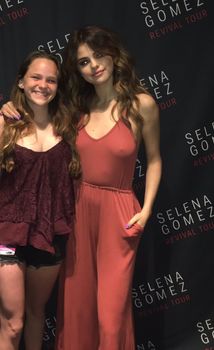 Аппетитные сосочки Селены Гомес на встрече с фанатами в Торонто фото #1