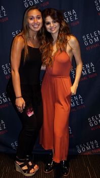 Аппетитные сосочки Селены Гомес на встрече с фанатами в Торонто фото #2