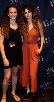 Аппетитные сосочки Селены Гомес на встрече с фанатами в Торонто фото #3