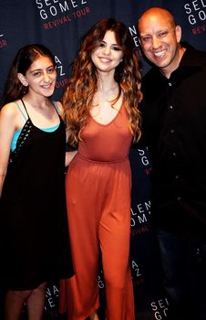 Аппетитные сосочки Селены Гомес на встрече с фанатами в Торонто фото #7