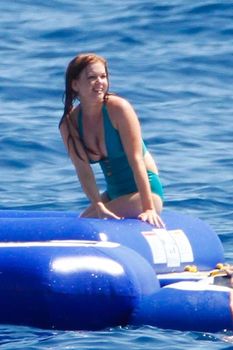 Соблазнительный купальник Айлы Фишер в Сен-Тропе фото #4