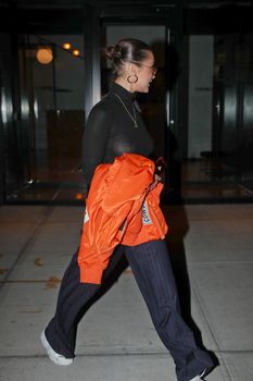 Белла Хадид сексуально засветила соски в Нью-Йорке фото #4