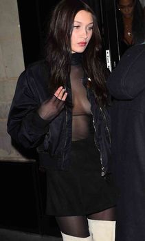 Пышная грудь Беллы Хадид в прозрачном наряде в Париже фото #3