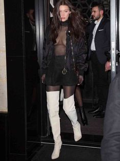 Пышная грудь Беллы Хадид в прозрачном наряде в Париже фото #6