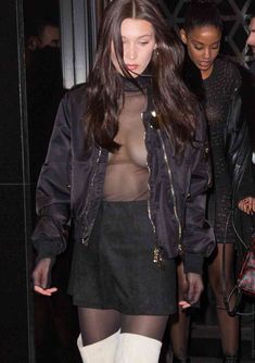 Пышная грудь Беллы Хадид в прозрачном наряде в Париже фото #9