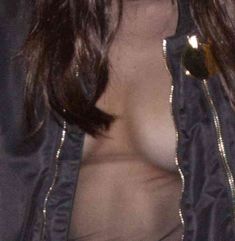 Пышная грудь Беллы Хадид в прозрачном наряде в Париже фото #10