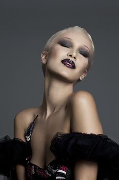 Белла Хадид обнажила грудь в журнале PAPER фото #4