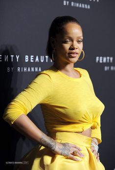 Рианна без лифчика на вечеринке Fenty Beauty фото #15