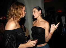 Деми Мур засветила соски на вечеринке фото #1