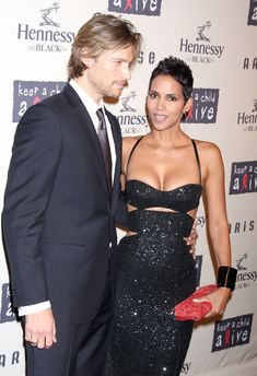 Холли Берри в эротическом наряде посещает 6th Annual Black Ball фото #4