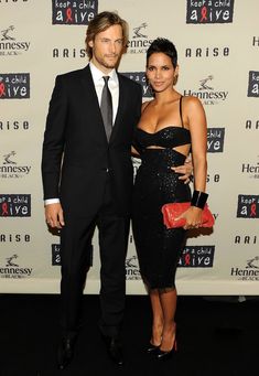 Холли Берри в эротическом наряде посещает 6th Annual Black Ball фото #7