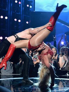 Горячая Бритни Спирс в эротическом наряде на сцене Music Awards Show фото #5