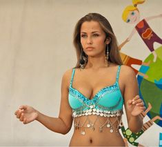 Сексуальная Аглая Шиловская в эротическом наряде в фильме «Няньки» фото #1