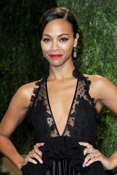 Красотка Зои Салдана с открытым декольте на Vanity Fair Oscar Party фото #1