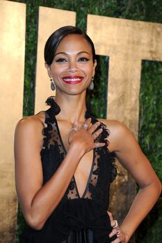 Красотка Зои Салдана с открытым декольте на Vanity Fair Oscar Party фото #3