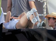 Аппетитная попка Кайли Миноуг на сцене фото #5