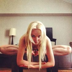 Обнажённая Алиса Вокс в интересной позе фото #1