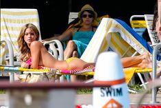 Горячая Эшли Грин в сексуальном купальнике на съёмках фильма «Лето на Статен-Айленд» фото #5