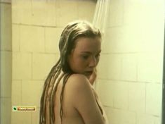 Марина Яковлева немного оголила грудь в фильме «Благие намерения» фото #5