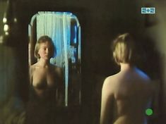 Голая грудь Марины Яковлевой в фильме «Далекий голос кукушки» фото #4